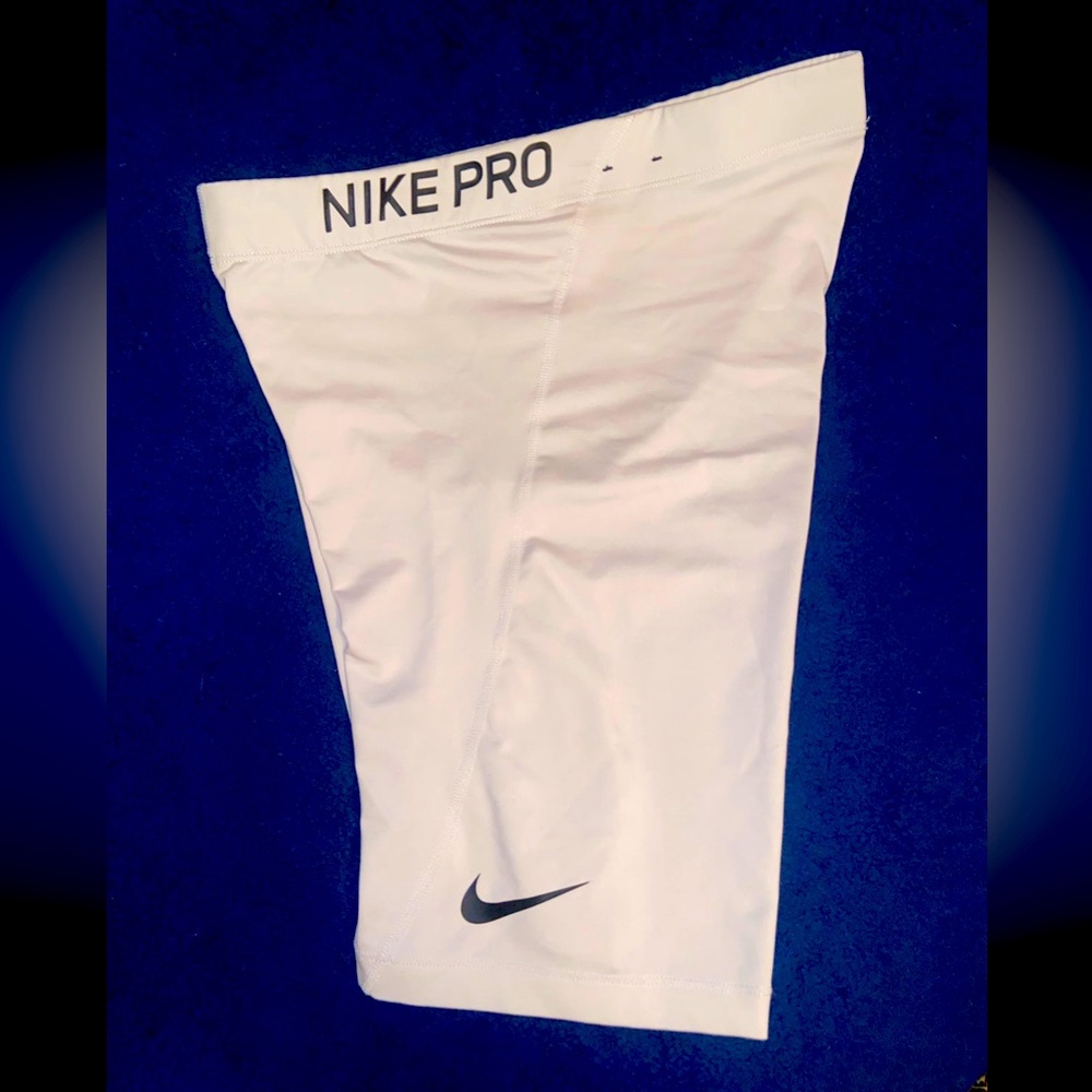 Nike Pro Dryfit Shorts in White/Black Size M
Never worn. New Without Tags. #nwot